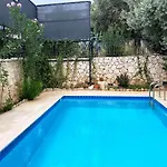 Leton Kleo - Center Villa