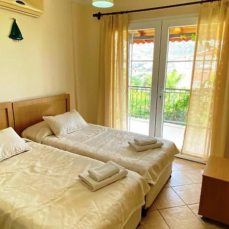 Leton Kleo - Center *