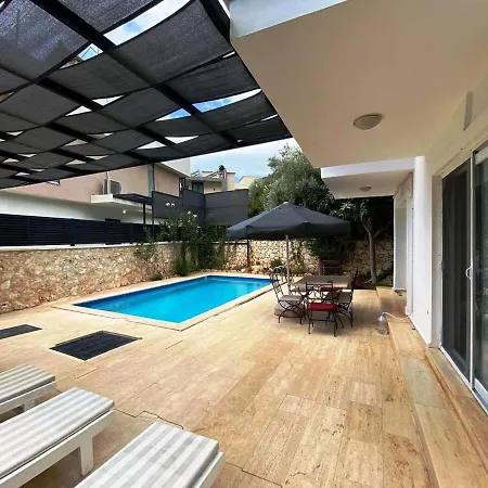 Leton Kleo - Center Vilă